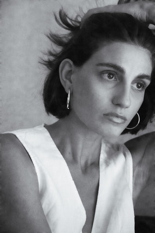 How to Wear Bold Earrings with Short Hair: Scale, Placement, and Movement