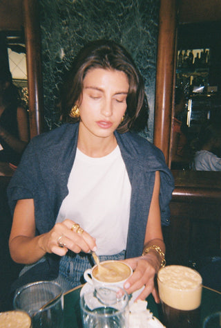 How to choose earring shapes that flatter autumn layers and silhouettes